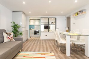 TV, offices - M02A - Modern 2Bed patio apartment in Hyde Park (London)