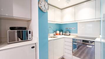 Jääkaappi, mikroaaltouuni, uuni, liesi