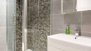 Een douche, een haardroger, handdoeken