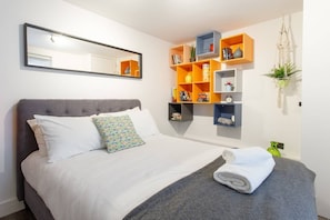 2 bedrooms, desk, iron/ironing board, travel cot