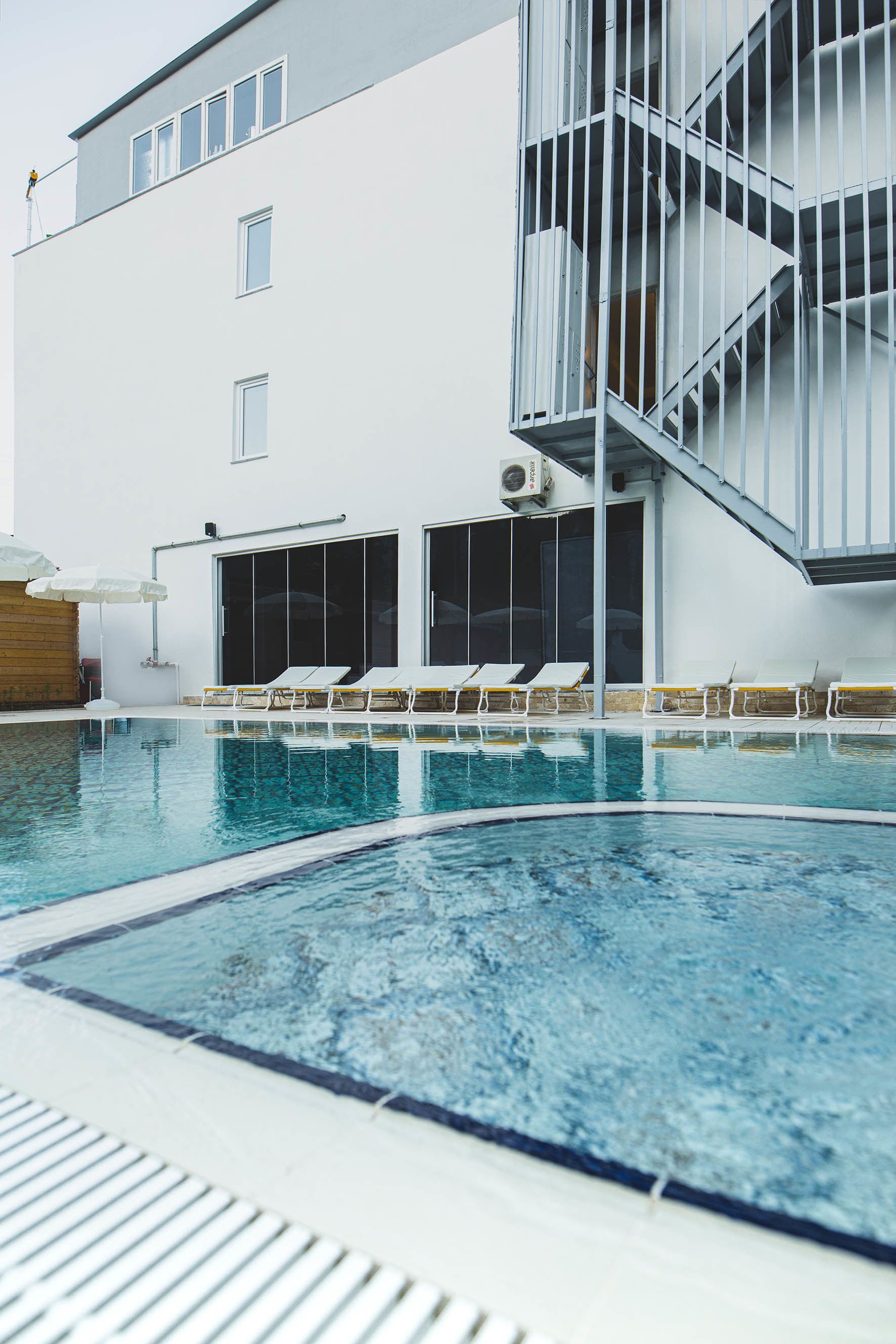 Sesongbasert utendørsbasseng og bassengtelt (inkludert)