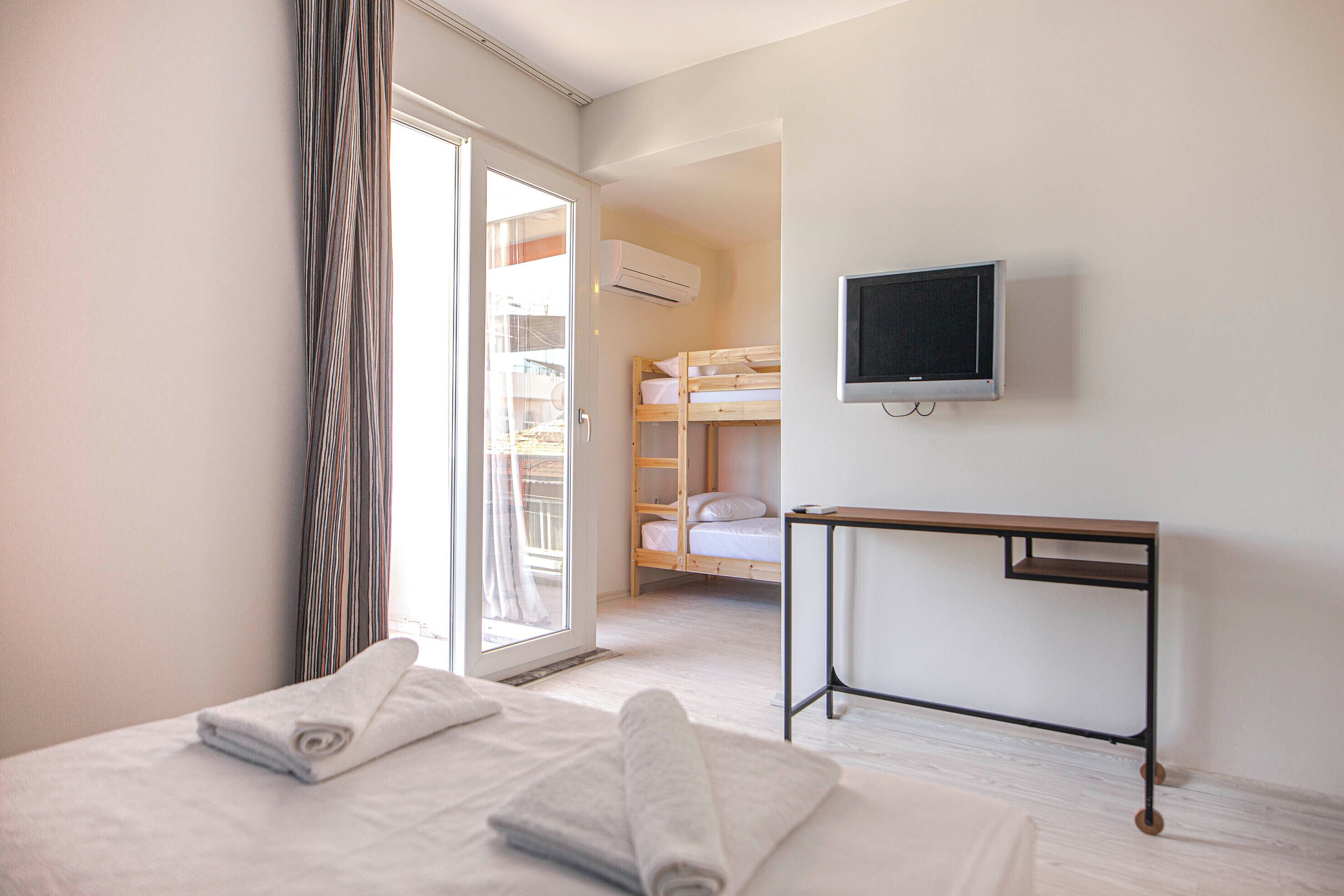 Minibar, bureau, espace de travail pour ordinateur portable