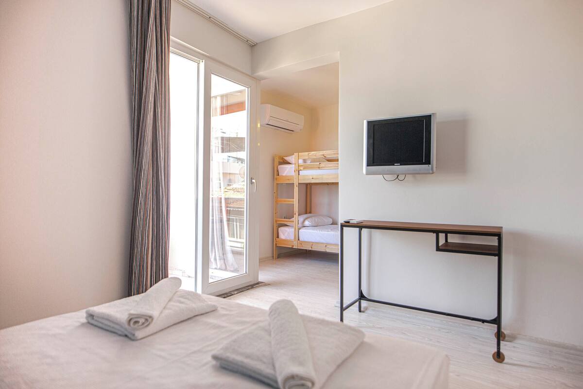 Minibar, bureau, espace de travail pour ordinateur portable