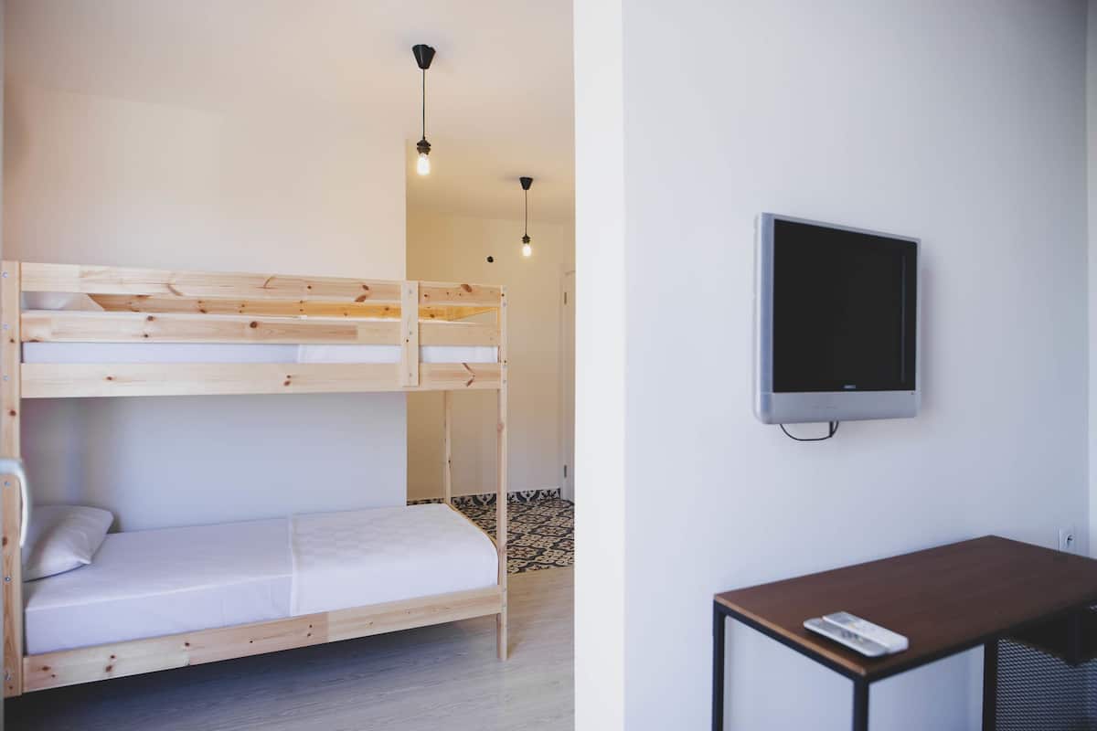 Familiekamer | 2 slaapkamers, een minibar, individueel gedecoreerd