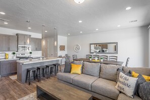 Stadtwohnung, Mehrere Betten (Stargazer – Luxury Condo, Rooftop Vie) | Wohnzimmer | Flachbildfernseher