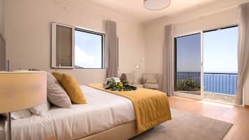 4 habitaciones, escritorio y tabla de planchar con plancha