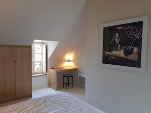 3 chambres, bureau, fer et planche à repasser, lit parapluie