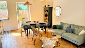 Smart TV - Charming Townhouse in Dinard-St Enogat – Steps from the Beach & Thalasso (Dinard)