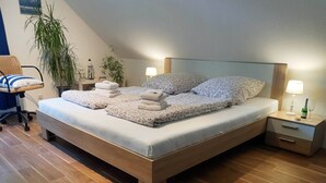 2 室のベッドルーム、デスク、旅行用ベビーベッド、WiFi (無料)