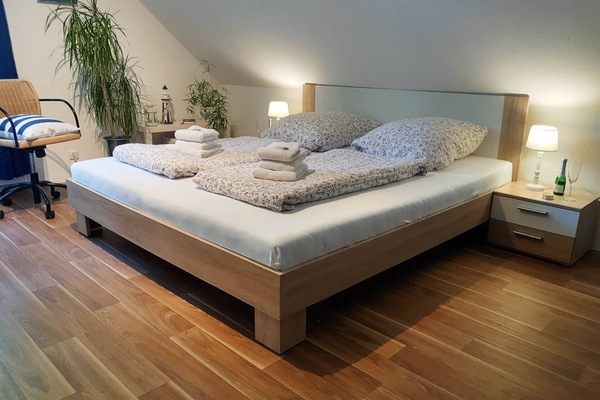 180 cm Doppelbett, frisch bezogen