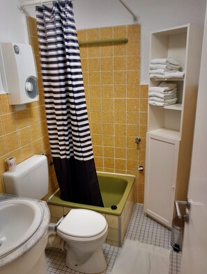 Duschwanne, Hausschuhe, Handtücher, Seife