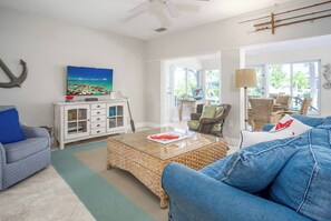 TV, DVD player - Reel Sunset 3/2 with Pool and Canalfront in Duck Key (Duck Key)