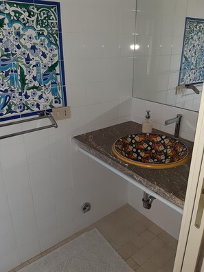 Dusche, Haartrockner, Bidet, Handtücher