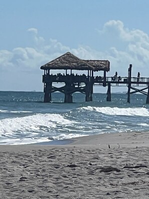 Sur la plage, chaise longue, serviettes de plage