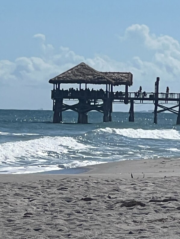 En la playa, camastros y toallas de playa 