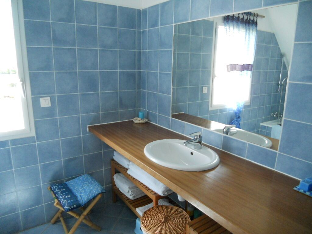 Salle de bain à l'étage avec baignoire
