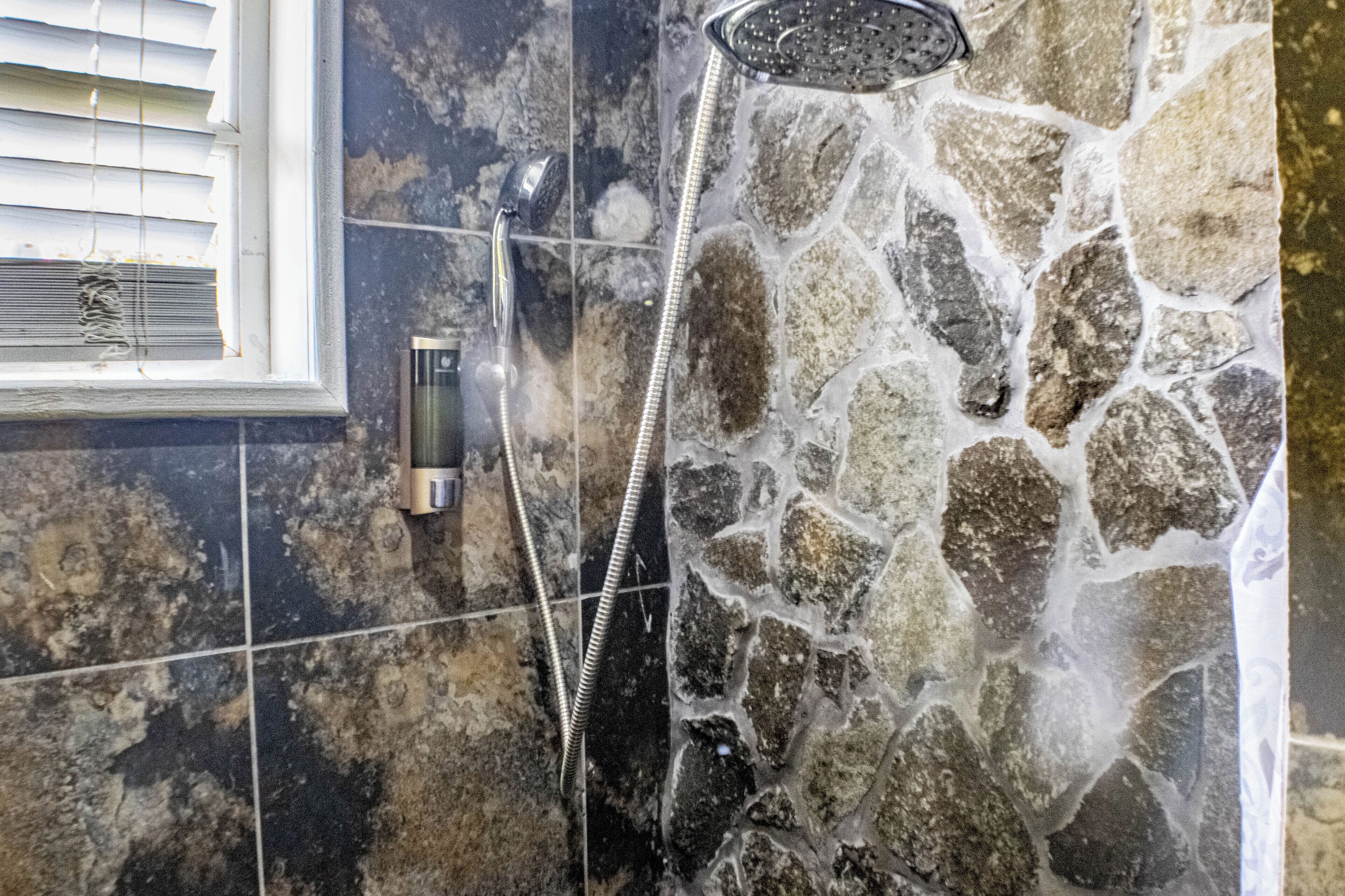 Towels, shampoo, toilet paper