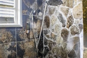 Towels, shampoo, toilet paper - Discover Secluded Serenity at Montete Hideaway Cottage (Montete)