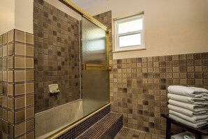 Bathtub, hair dryer, towels, soap - Ocean View Gem 3/2.5 Home 70` Dock Cabana Club included, and Jacuzzi on Property (Marathon)