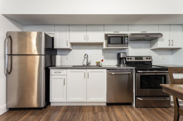 Mikrowelle, Ofen, Herdplatte, Geschirrspüler