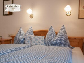 Travel crib, WiFi, bed sheets