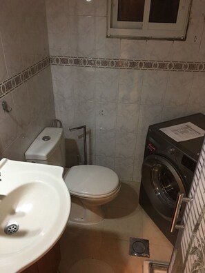 Een douche, een haardroger, handdoeken, zeep