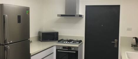 Refrigerador, microondas, horno y parrilla de estufa