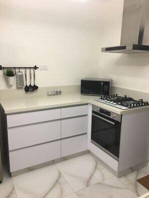 Fridge, microwave, oven, stovetop - Charming place in the heart of Jerusalem! (Jerusalem)