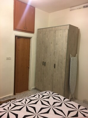 1 chambre, coffres-forts dans les chambres, fer et planche à repasser