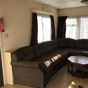 Una televisión, un reproductor de DVD, una mesa de tenis de mesa