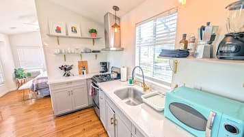 Een microgolfoven, een kookplaat