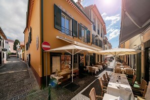 Outdoor dining - In pedestrianised Funchal Old Town | Taberna Apt 5 (Funchal)