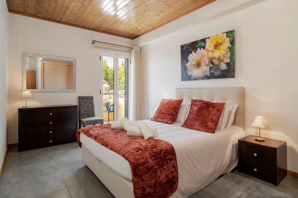 2 bedrooms, desk, iron/ironing board, WiFi