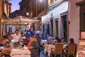 Outdoor dining - In pedestrianised Funchal Old Town | Taberna Apt 5 (Funchal)