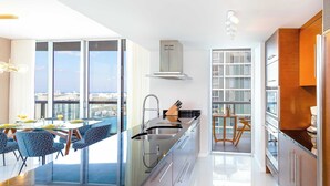 Una cocina moderna con un amplio ventanal, un comedor con vistas y una isla de cocina.
