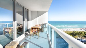 Un balcón con vista a la playa y el océano.