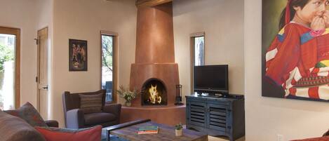 تلفزيون، مدفأة، كُتُب، مكتب