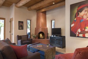 TV, fireplace, books, offices - Elegant Home~ Easy walk to Plaza~ 2 king beds~2 full baths~ (Santa Fe)