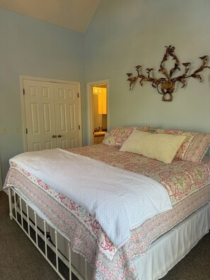 6 bedrooms, desk, WiFi, bed sheets