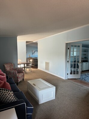 Interior - Lake Front 6 Bedroom Home on Beautiful Lake Wateree. (Ridgeway)