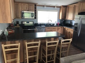 Jääkaappi, mikroaaltouuni, uuni, liesi