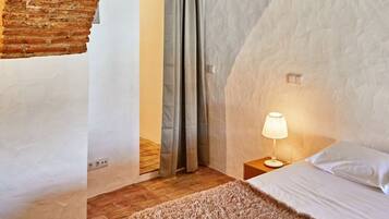 1 dormitorio, tabla de planchar con plancha, wifi gratis y ropa de cama