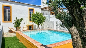 A white building with a pool, outdoor seating, and a tree. - Veiros House / Estremoz II (Veiros)