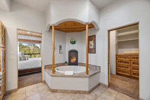 6 bedrooms, desk, iron/ironing board, travel crib