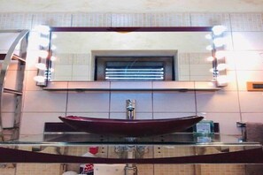 Shower, hair dryer, bidet, towels