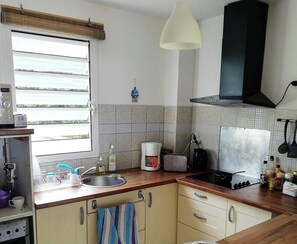 Frigorifero, microonde, forno, piano cottura