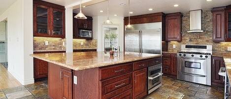 Een koelkast, een oven, een kookplaat, een koffiezetapparaat/waterkoker