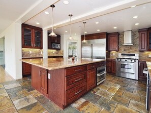 Kühlschrank, Ofen, Herdplatte, Wasserkocher mit Kaffee-/Teezubehör