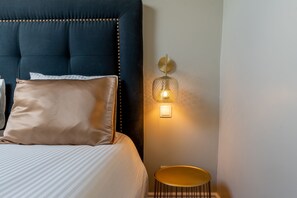 1 chambre, fer et planche à repasser, lit de bébé portatif