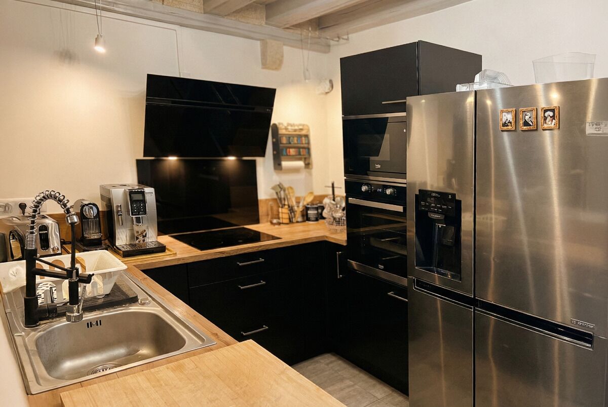 Réfrigérateur, micro-ondes, four, plaque de cuisson